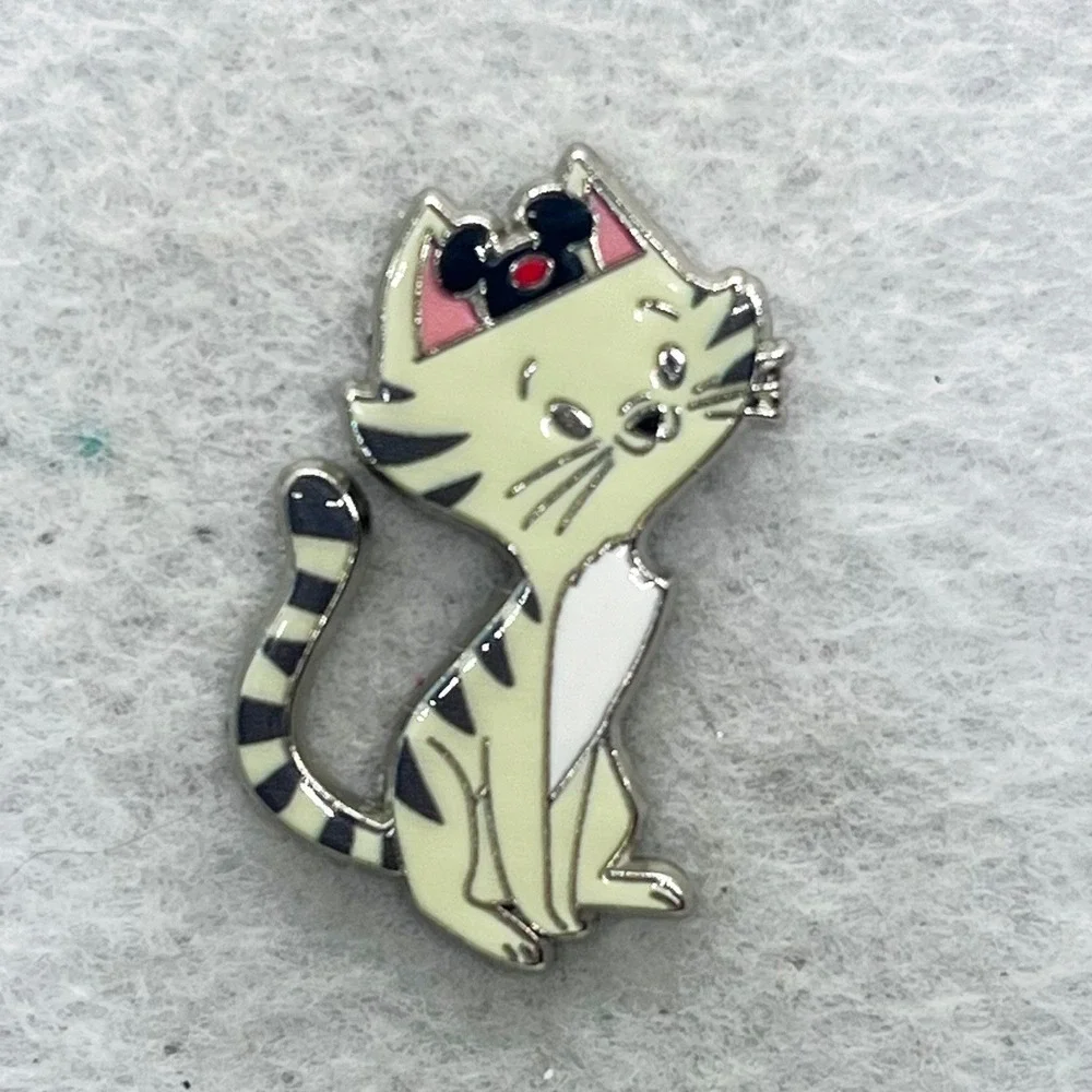 🔮 5/$25 Disney Cats And Dogs Shanghai Disney Gray Cat With Ear Hat Pin